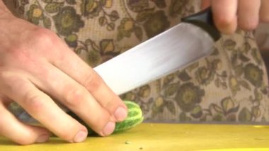 Yakın çekim-şefler el dilimleri yeşil salatalık dilimleri Içine.