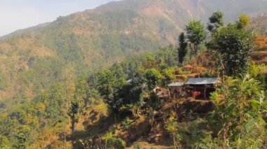 Tipik geleneksel dağ yamacında Nepal Himalayalar'da Trekking yol boyunca yer alan Köyü