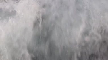 Bir dağ nehir rapids ve taşlar ile closeup.