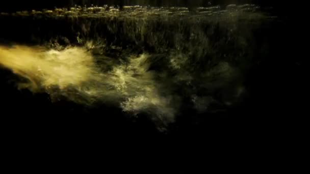 到了晚上, 泡泡从大炮里释放到水池里。黑色背景上的很多小气泡都被释放到水中. — 图库视频影像
