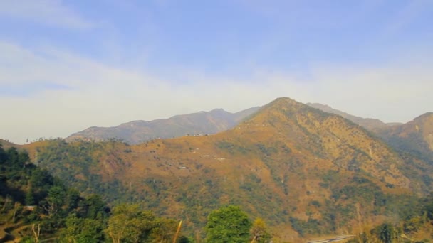 Uitzicht op de bergen in Nepal, tegen de blauwe hemel. — Stockvideo