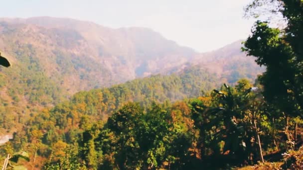Avanzando hacia el bosque y el valle de la montaña en el día de verano. Nepal. Naturaleza verde al aire libre paisaje montañas . — Vídeos de Stock
