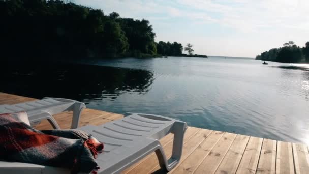 Lang shot van lounge zone op de pier. Vier houten stoelen in het midden van de loopbrug. — Stockvideo