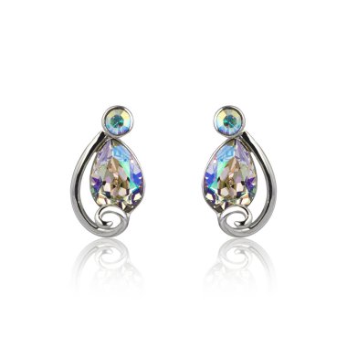 Çift elmas küpe beyaz arka plan üzerinde izole