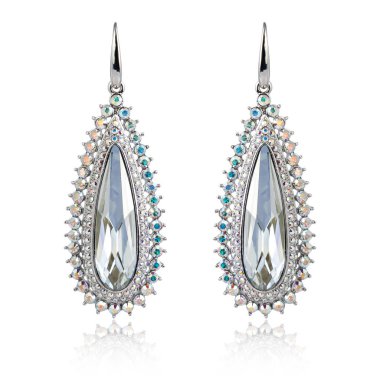 Çift elmas küpe beyaz arka plan üzerinde izole