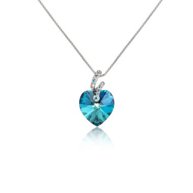 Beyaz arka plan üzerinde izole safir kolye