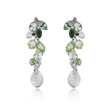 Zümrüt küpe beyaz arka plan üzerinde izole çift