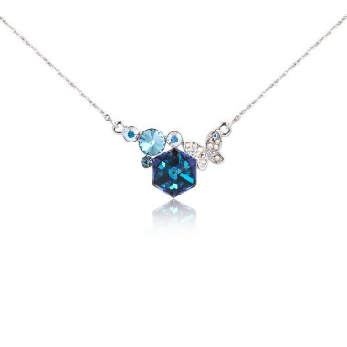 Beyaz arka plan üzerinde izole safir kolye