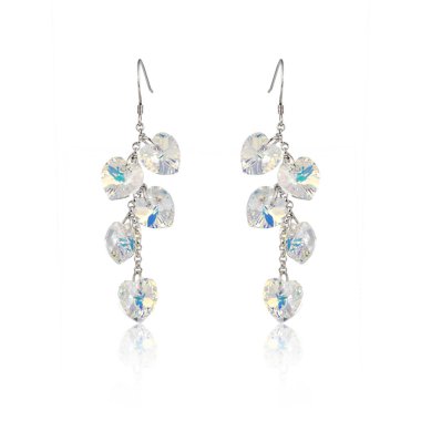 Çift elmas küpe beyaz arka plan üzerinde izole