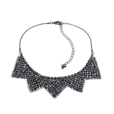 Beyaz arka plan üzerinde izole moda elmas kolye