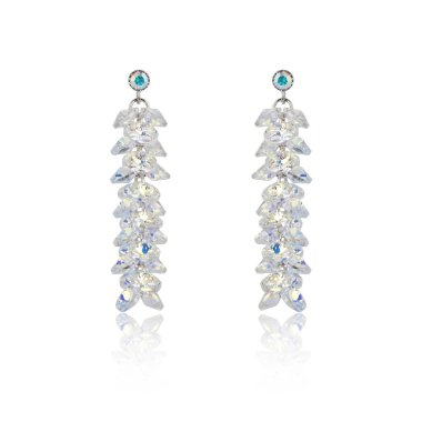 Çift elmas küpe beyaz arka plan üzerinde izole