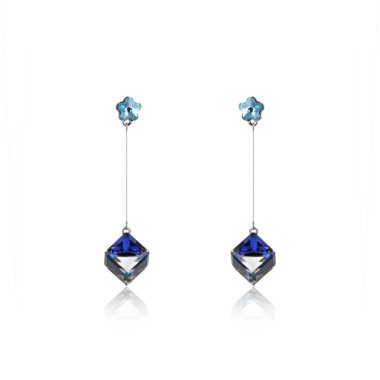 Safir küpe beyaz arka plan üzerinde izole çift