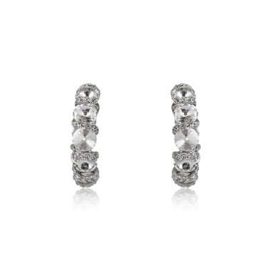 Çift beyaz arka plan üzerinde izole gümüş elmas küpe