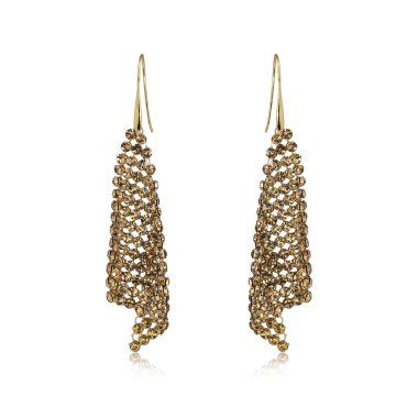 Beyaz arka planda izole edilmiş bir çift altın elmas küpe