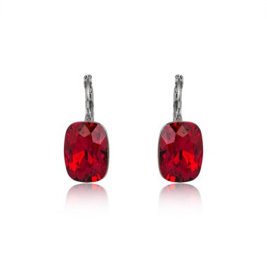 Çift beyaz arka plan üzerinde izole yakut elmas küpe