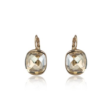 Beyaz arka planda izole edilmiş bir çift altın elmas küpe