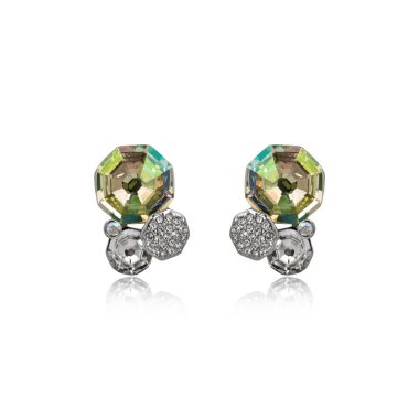 Çift elmas küpe beyaz arka plan üzerinde izole