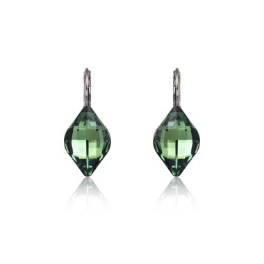 Zümrüt küpe beyaz arka plan üzerinde izole çift