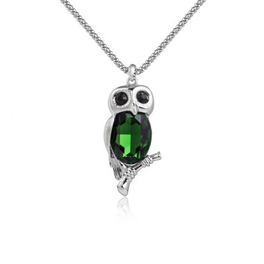 Zümrüt kolye üzerinde beyaz baackground izole