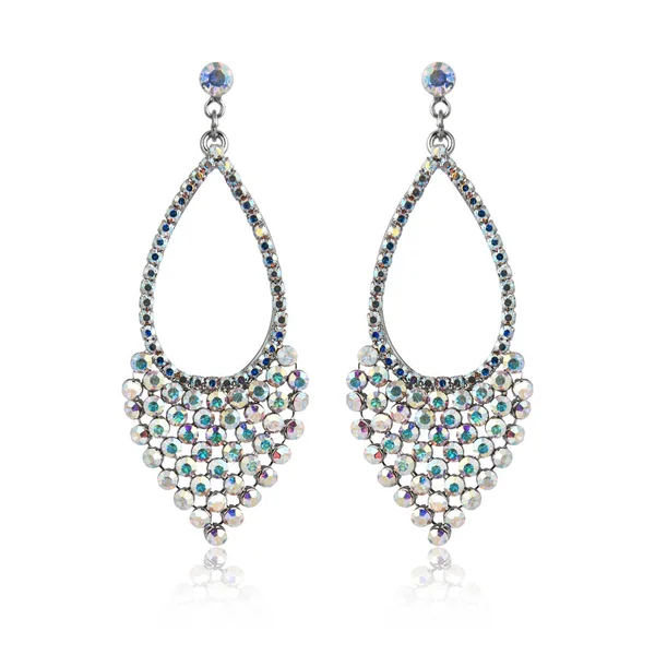 Çift elmas küpe beyaz arka plan üzerinde izole