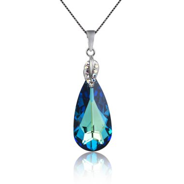 Beyaz arka plan üzerinde izole safir kolye