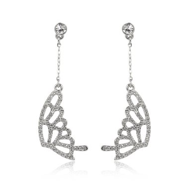 Çift beyaz arka plan üzerinde izole gümüş elmas küpe