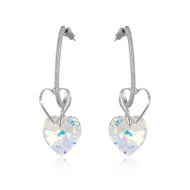 Çift elmas küpe beyaz arka plan üzerinde izole