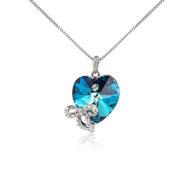 Beyaz arka plan üzerinde izole safir kolye