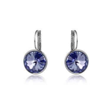 Safir küpe beyaz arka plan üzerinde izole çift