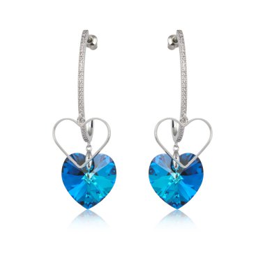 Safir küpe beyaz arka plan üzerinde izole çift