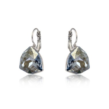 Çift elmas küpe beyaz arka plan üzerinde izole