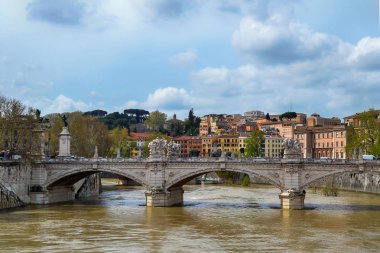 Tiber Nehri ile antik kentin mimari Roma ve güzel eski taş köprü, Roma, İtalya.
