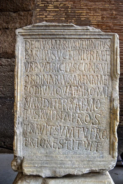 Kolezyum, Roma, İtalya, içinde eski işareti.