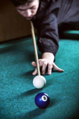 Bilardo oynayan biri kapatın. Bilardo oyun artalanda çalışır.