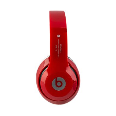 Minsk, Beyaz Rusya - 3 Temmuz, 2018: canavar Beats kulaklıklar beyaz arka plan üzerinde izole. Açıklayıcı yazı işleri.