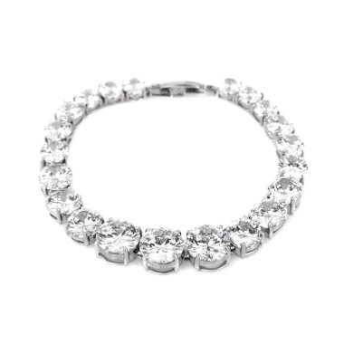 Beyaz arka plan üzerinde izole gümüş elmas bilezik