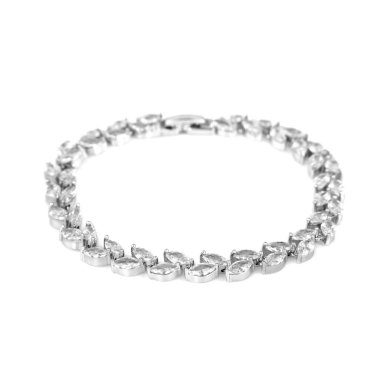 Beyaz arka plan üzerinde izole gümüş elmas bilezik