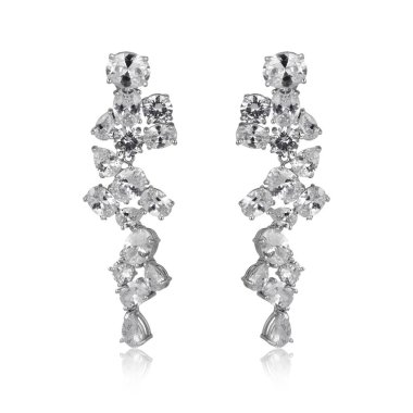 Çift beyaz arka plan üzerinde izole gümüş elmas küpe