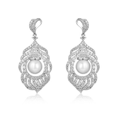 Çift beyaz arka plan üzerinde izole gümüş elmas küpe