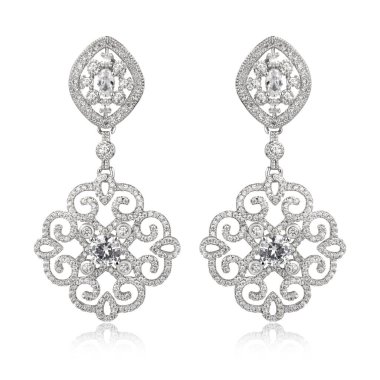 Çift beyaz arka plan üzerinde izole gümüş elmas küpe