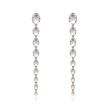 Beyaz arka planda izole edilmiş bir çift altın elmas küpe