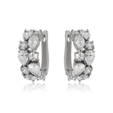 Çift beyaz arka plan üzerinde izole gümüş elmas küpe