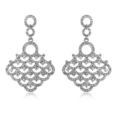 Çift beyaz arka plan üzerinde izole gümüş elmas küpe