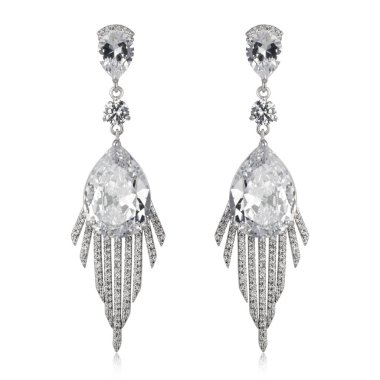 Çift beyaz arka plan üzerinde izole gümüş elmas küpe