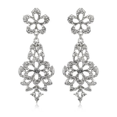 Çift beyaz arka plan üzerinde izole gümüş elmas küpe