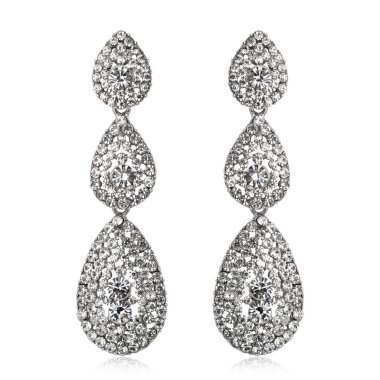 Çift beyaz arka plan üzerinde izole gümüş elmas küpe