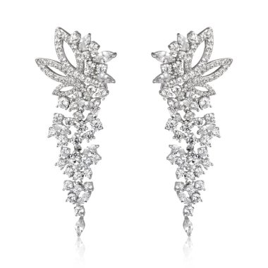 Çift beyaz arka plan üzerinde izole gümüş elmas küpe