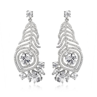 Çift beyaz arka plan üzerinde izole gümüş elmas küpe