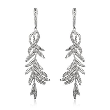 Çift beyaz arka plan üzerinde izole gümüş elmas küpe