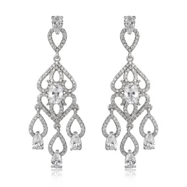 Çift beyaz arka plan üzerinde izole gümüş elmas küpe